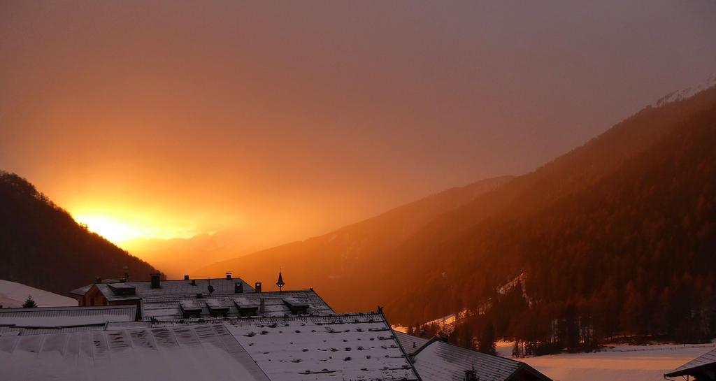 Hotel Edelweiss Malles Venosta Kültér fotó